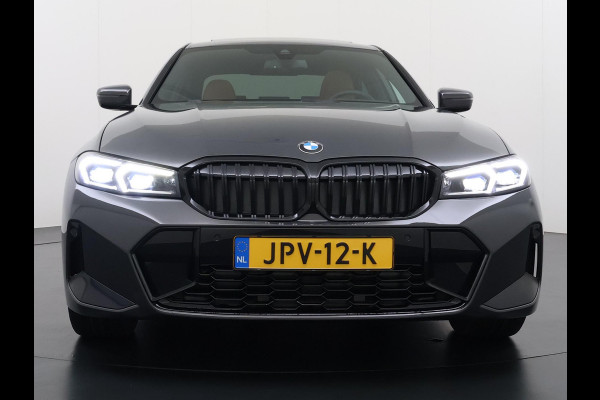 BMW 3-serie 330e High Executive BOMVOL!| M SPORT | SCHUIFDAK | LEDER | HARMAN KARDON | LASER LED | ELECTR STOELEN | KEYLESS | HEAD UP| DODE HOEK HERKENNING | STUURWIEL VERWARMING