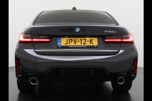 BMW 3-serie 330e High Executive BOMVOL!| M SPORT | SCHUIFDAK | LEDER | HARMAN KARDON | LASER LED | ELECTR STOELEN | KEYLESS | HEAD UP| DODE HOEK HERKENNING | STUURWIEL VERWARMING