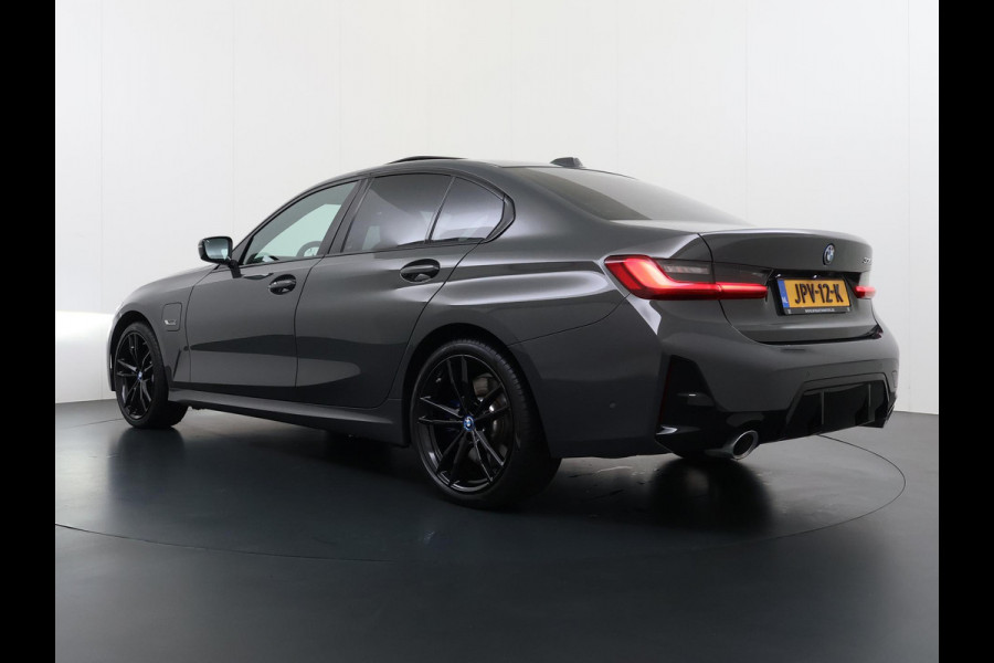 BMW 3-serie 330e High Executive BOMVOL!| M SPORT | SCHUIFDAK | LEDER | HARMAN KARDON | LASER LED | ELECTR STOELEN | KEYLESS | HEAD UP| DODE HOEK HERKENNING | STUURWIEL VERWARMING