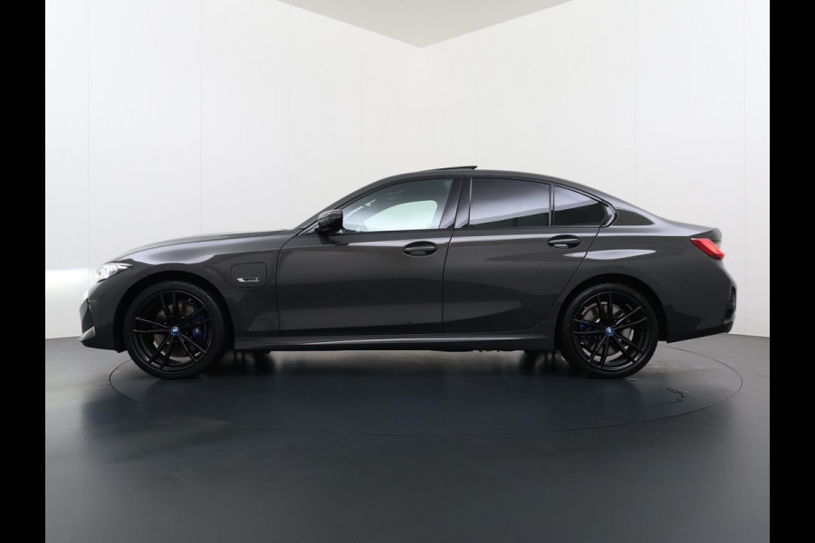 BMW 3-serie 330e High Executive BOMVOL!| M SPORT | SCHUIFDAK | LEDER | HARMAN KARDON | LASER LED | ELECTR STOELEN | KEYLESS | HEAD UP| DODE HOEK HERKENNING | STUURWIEL VERWARMING