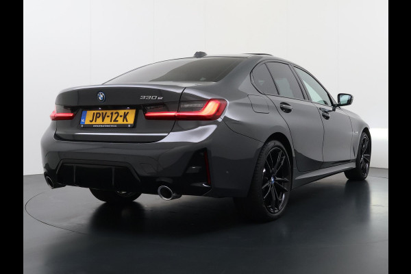 BMW 3-serie 330e High Executive BOMVOL!| M SPORT | SCHUIFDAK | LEDER | HARMAN KARDON | LASER LED | ELECTR STOELEN | KEYLESS | HEAD UP| DODE HOEK HERKENNING | STUURWIEL VERWARMING
