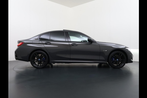 BMW 3-serie 330e High Executive BOMVOL!| M SPORT | SCHUIFDAK | LEDER | HARMAN KARDON | LASER LED | ELECTR STOELEN | KEYLESS | HEAD UP| DODE HOEK HERKENNING | STUURWIEL VERWARMING