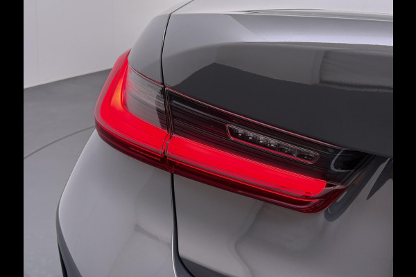BMW 3-serie 330e High Executive BOMVOL!| M SPORT | SCHUIFDAK | LEDER | HARMAN KARDON | LASER LED | ELECTR STOELEN | KEYLESS | HEAD UP| DODE HOEK HERKENNING | STUURWIEL VERWARMING