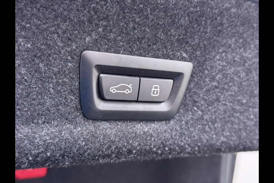 BMW 3-serie 330e High Executive BOMVOL!| M SPORT | SCHUIFDAK | LEDER | HARMAN KARDON | LASER LED | ELECTR STOELEN | KEYLESS | HEAD UP| DODE HOEK HERKENNING | STUURWIEL VERWARMING