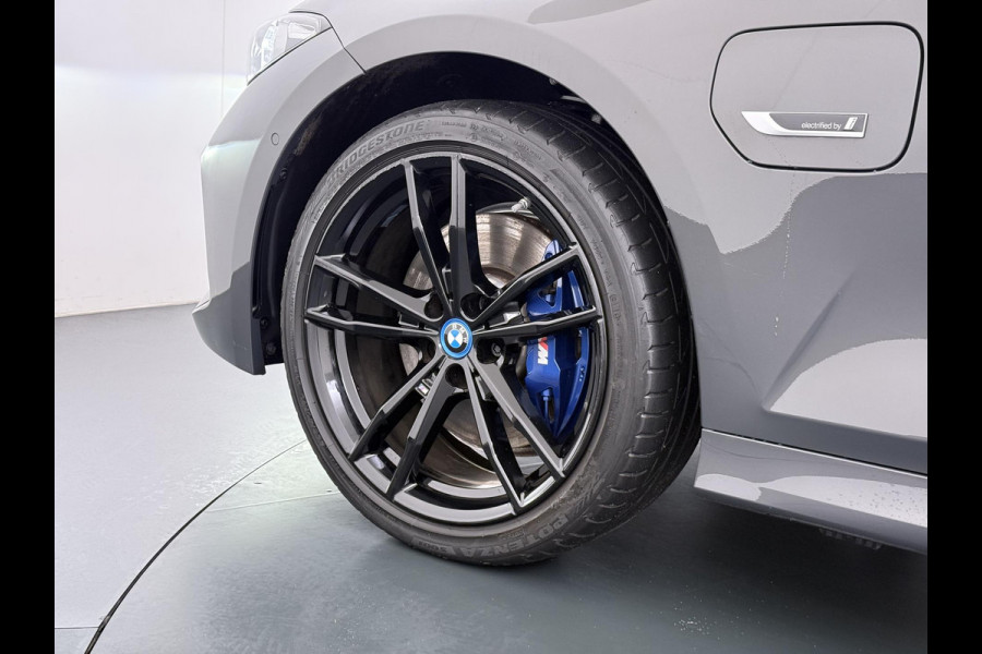 BMW 3-serie 330e High Executive BOMVOL!| M SPORT | SCHUIFDAK | LEDER | HARMAN KARDON | LASER LED | ELECTR STOELEN | KEYLESS | HEAD UP| DODE HOEK HERKENNING | STUURWIEL VERWARMING