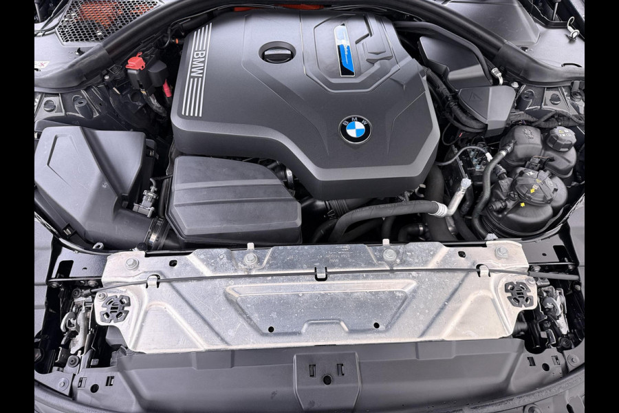 BMW 3-serie 330e High Executive BOMVOL!| M SPORT | SCHUIFDAK | LEDER | HARMAN KARDON | LASER LED | ELECTR STOELEN | KEYLESS | HEAD UP| DODE HOEK HERKENNING | STUURWIEL VERWARMING