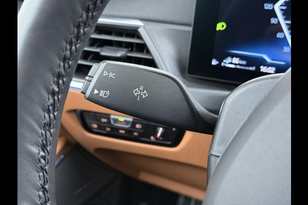 BMW 3-serie 330e High Executive BOMVOL!| M SPORT | SCHUIFDAK | LEDER | HARMAN KARDON | LASER LED | ELECTR STOELEN | KEYLESS | HEAD UP| DODE HOEK HERKENNING | STUURWIEL VERWARMING