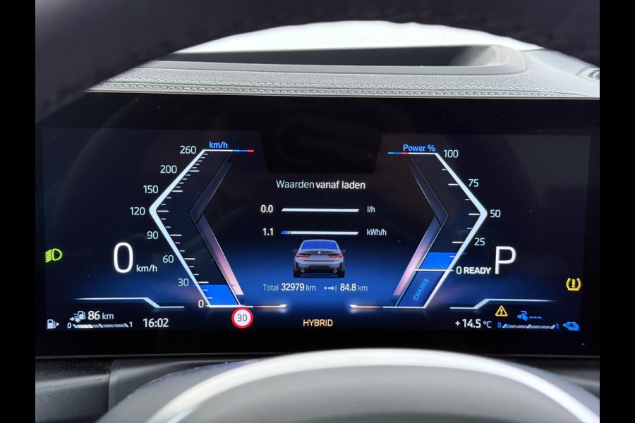 BMW 3-serie 330e High Executive BOMVOL!| M SPORT | SCHUIFDAK | LEDER | HARMAN KARDON | LASER LED | ELECTR STOELEN | KEYLESS | HEAD UP| DODE HOEK HERKENNING | STUURWIEL VERWARMING