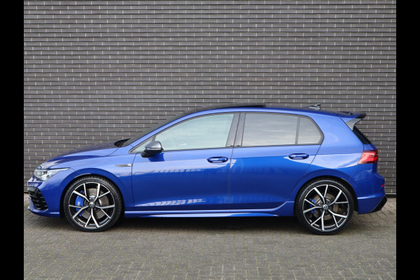 Volkswagen Golf 2.0 TSI R 4Motion / DCC / HarmanKardon / 100% Historie / Panoramadak / LED / 19 Inch / Head-Up Display / Sportstoelen / Stoelverwarming / Stuurwiel Verwarmd / Dodehoek Detectie