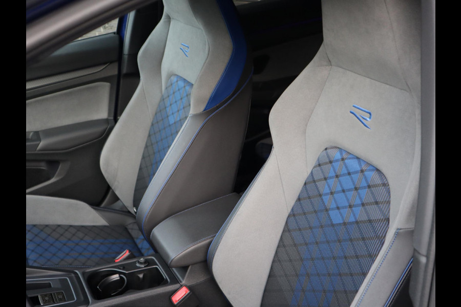 Volkswagen Golf 2.0 TSI R 4Motion / DCC / HarmanKardon / 100% Historie / Panoramadak / LED / 19 Inch / Head-Up Display / Sportstoelen / Stoelverwarming / Stuurwiel Verwarmd / Dodehoek Detectie