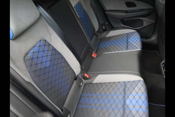 Volkswagen Golf 2.0 TSI R 4Motion / DCC / HarmanKardon / 100% Historie / Panoramadak / LED / 19 Inch / Head-Up Display / Sportstoelen / Stoelverwarming / Stuurwiel Verwarmd / Dodehoek Detectie