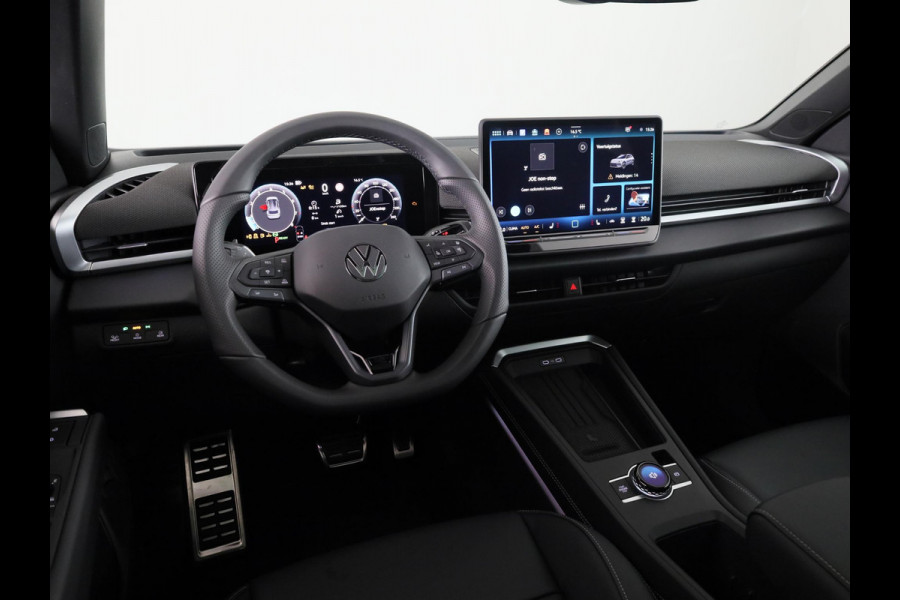 Volkswagen T-Roc R-Line First Edition 1.5 eTSI 110 kW / 150 PK SUV | Interieur Pakket leder 'Varenna' | Black Style Pakket | Panoramaschuif-kanteldak | Trekhaak | Koplampverlichting matrix-led (IQ.LIGHT) | Assistance Pakket | Elek. achterklep