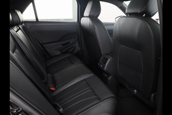 Volkswagen T-Roc R-Line First Edition 1.5 eTSI 110 kW / 150 PK SUV | Interieur Pakket leder 'Varenna' | Black Style Pakket | Panoramaschuif-kanteldak | Trekhaak | Koplampverlichting matrix-led (IQ.LIGHT) | Assistance Pakket | Elek. achterklep