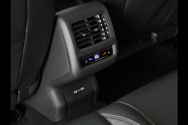 Volkswagen T-Roc R-Line First Edition 1.5 eTSI 110 kW / 150 PK SUV | Interieur Pakket leder 'Varenna' | Black Style Pakket | Panoramaschuif-kanteldak | Trekhaak | Koplampverlichting matrix-led (IQ.LIGHT) | Assistance Pakket | Elek. achterklep