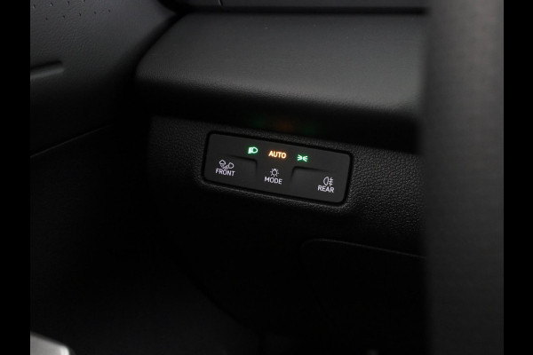 Volkswagen T-Roc R-Line First Edition 1.5 eTSI 110 kW / 150 PK SUV | Interieur Pakket leder 'Varenna' | Black Style Pakket | Panoramaschuif-kanteldak | Trekhaak | Koplampverlichting matrix-led (IQ.LIGHT) | Assistance Pakket | Elek. achterklep