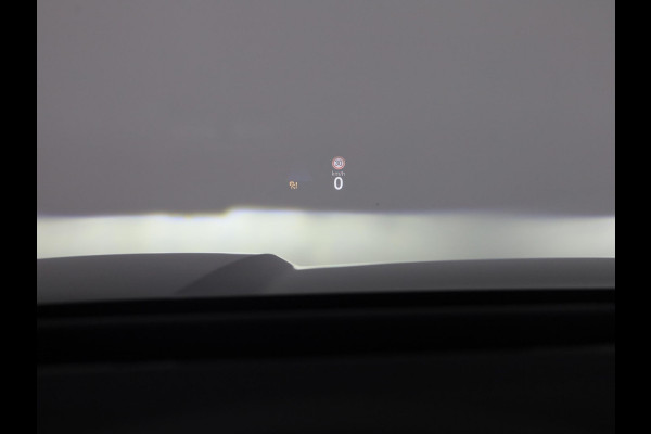 Volkswagen T-Roc R-Line First Edition 1.5 eTSI 110 kW / 150 PK SUV | Interieur Pakket leder 'Varenna' | Black Style Pakket | Panoramaschuif-kanteldak | Trekhaak | Koplampverlichting matrix-led (IQ.LIGHT) | Assistance Pakket | Elek. achterklep