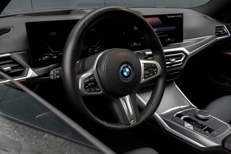 BMW 3 Serie Touring 330e M-PAKKET | HEAD UP | 360 CAMERA | ELEKTRISCHE VERSTELBARE VOORSTOELEN | PANORAMADAK | SIDE ASSIST
