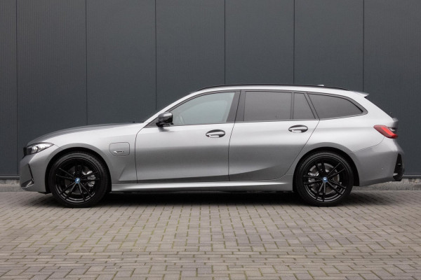 BMW 3 Serie Touring 330e M-PAKKET | HEAD UP | 360 CAMERA | ELEKTRISCHE VERSTELBARE VOORSTOELEN | PANORAMADAK | SIDE ASSIST