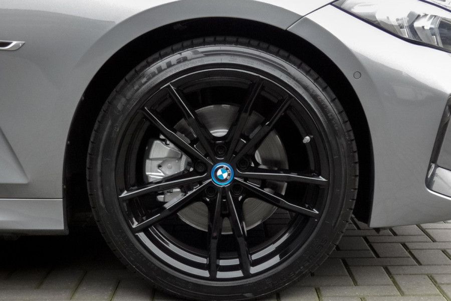 BMW 3 Serie Touring 330e M-PAKKET | HEAD UP | 360 CAMERA | ELEKTRISCHE VERSTELBARE VOORSTOELEN | PANORAMADAK | SIDE ASSIST