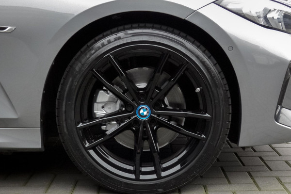 BMW 3 Serie Touring 330e M-PAKKET | HEAD UP | 360 CAMERA | ELEKTRISCHE VERSTELBARE VOORSTOELEN | PANORAMADAK | SIDE ASSIST