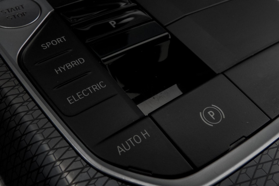 BMW 3 Serie Touring 330e M-PAKKET | HEAD UP | 360 CAMERA | ELEKTRISCHE VERSTELBARE VOORSTOELEN | PANORAMADAK | SIDE ASSIST