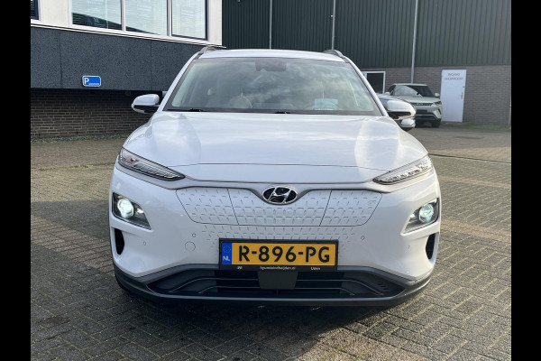 Hyundai Kona EV Premium Sky 64 kWh VAN: €20.900,- VOOR: €19.440,- UW EINDEJAARSVOORDEEL: €2.023,-PANORAMA DAK | 3-FASE | LEDER | STOEL VERWARM, VENTILATIE | CAMERA | RIJKLAAR INCL. 12 MND BOVAG GARANTIE