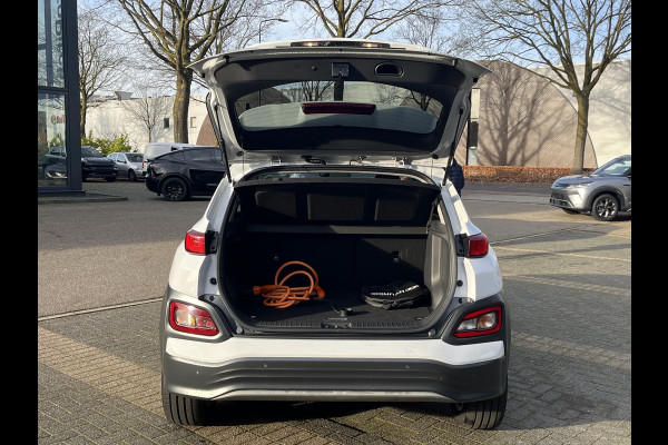 Hyundai Kona EV Premium Sky 64 kWh VAN: €20.900,- VOOR: €19.440,- UW EINDEJAARSVOORDEEL: €2.023,-PANORAMA DAK | 3-FASE | LEDER | STOEL VERWARM, VENTILATIE | CAMERA | RIJKLAAR INCL. 12 MND BOVAG GARANTIE