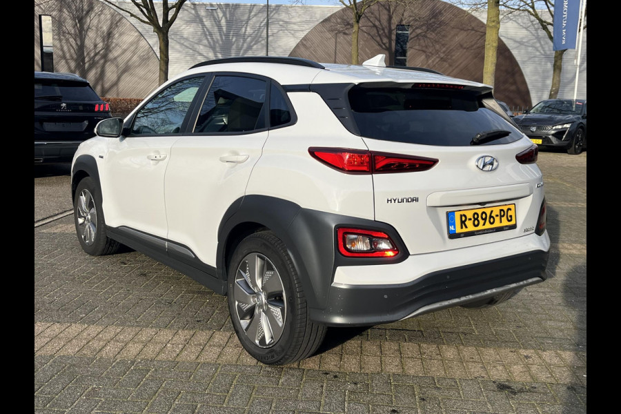 Hyundai Kona EV Premium Sky 64 kWh VAN: €20.900,- VOOR: €19.440,- UW EINDEJAARSVOORDEEL: €2.023,-PANORAMA DAK | 3-FASE | LEDER | STOEL VERWARM, VENTILATIE | CAMERA | RIJKLAAR INCL. 12 MND BOVAG GARANTIE