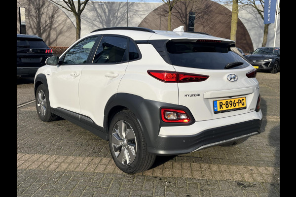 Hyundai Kona EV Premium Sky 64 kWh VAN: €20.900,- VOOR: €19.440,- UW EINDEJAARSVOORDEEL: €2.023,-PANORAMA DAK | 3-FASE | LEDER | STOEL VERWARM, VENTILATIE | CAMERA | RIJKLAAR INCL. 12 MND BOVAG GARANTIE