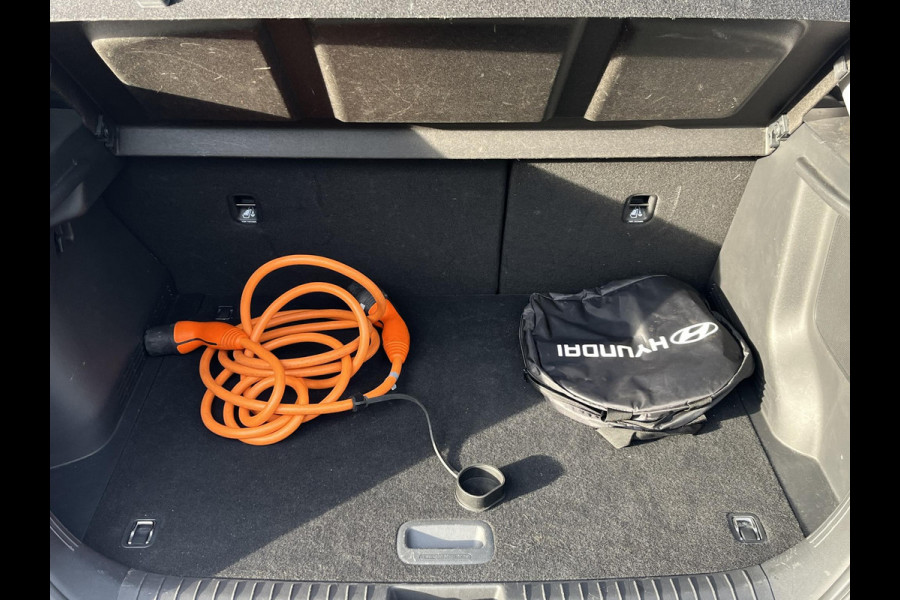 Hyundai Kona EV Premium Sky 64 kWh VAN: €20.900,- VOOR: €19.440,- UW EINDEJAARSVOORDEEL: €2.023,-PANORAMA DAK | 3-FASE | LEDER | STOEL VERWARM, VENTILATIE | CAMERA | RIJKLAAR INCL. 12 MND BOVAG GARANTIE