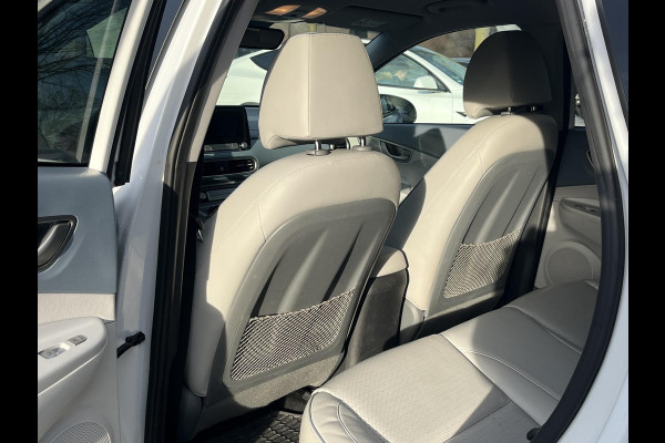 Hyundai Kona EV Premium Sky 64 kWh VAN: €20.900,- VOOR: €19.440,- UW EINDEJAARSVOORDEEL: €2.023,-PANORAMA DAK | 3-FASE | LEDER | STOEL VERWARM, VENTILATIE | CAMERA | RIJKLAAR INCL. 12 MND BOVAG GARANTIE