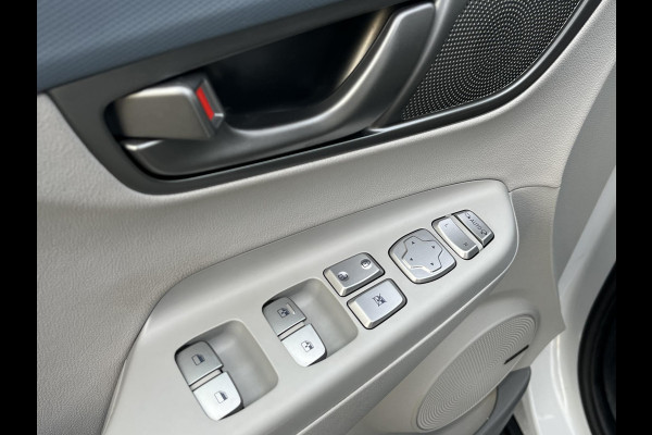 Hyundai Kona EV Premium Sky 64 kWh VAN: €20.900,- VOOR: €19.440,- UW EINDEJAARSVOORDEEL: €2.023,-PANORAMA DAK | 3-FASE | LEDER | STOEL VERWARM, VENTILATIE | CAMERA | RIJKLAAR INCL. 12 MND BOVAG GARANTIE