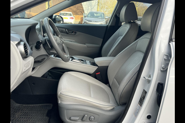 Hyundai Kona EV Premium Sky 64 kWh VAN: €20.900,- VOOR: €19.440,- UW EINDEJAARSVOORDEEL: €2.023,-PANORAMA DAK | 3-FASE | LEDER | STOEL VERWARM, VENTILATIE | CAMERA | RIJKLAAR INCL. 12 MND BOVAG GARANTIE