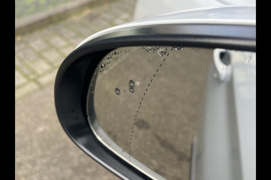 Hyundai Kona EV Premium Sky 64 kWh VAN: €20.900,- VOOR: €19.440,- UW EINDEJAARSVOORDEEL: €2.023,-PANORAMA DAK | 3-FASE | LEDER | STOEL VERWARM, VENTILATIE | CAMERA | RIJKLAAR INCL. 12 MND BOVAG GARANTIE