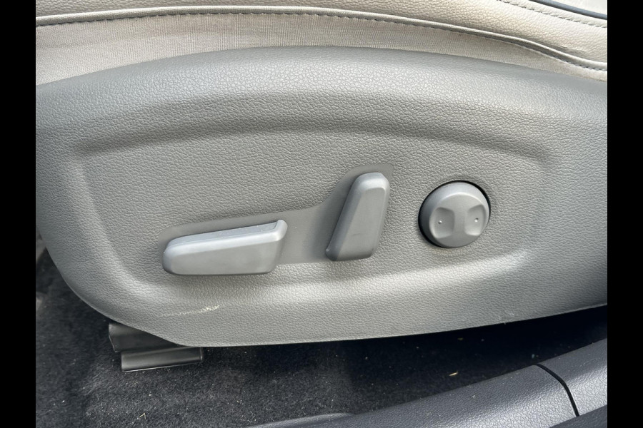 Hyundai Kona EV Premium Sky 64 kWh VAN: €20.900,- VOOR: €19.440,- UW EINDEJAARSVOORDEEL: €2.023,-PANORAMA DAK | 3-FASE | LEDER | STOEL VERWARM, VENTILATIE | CAMERA | RIJKLAAR INCL. 12 MND BOVAG GARANTIE