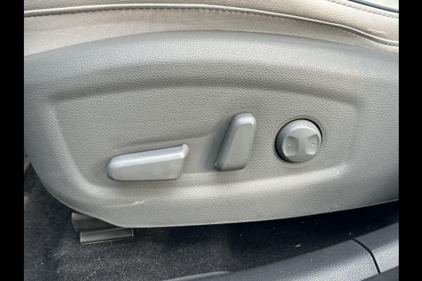 Hyundai Kona EV Premium Sky 64 kWh VAN: €20.900,- VOOR: €19.440,- UW EINDEJAARSVOORDEEL: €2.023,-PANORAMA DAK | 3-FASE | LEDER | STOEL VERWARM, VENTILATIE | CAMERA | RIJKLAAR INCL. 12 MND BOVAG GARANTIE