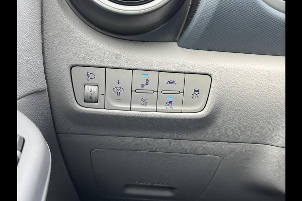 Hyundai Kona EV Premium Sky 64 kWh VAN: €20.900,- VOOR: €19.440,- UW EINDEJAARSVOORDEEL: €2.023,-PANORAMA DAK | 3-FASE | LEDER | STOEL VERWARM, VENTILATIE | CAMERA | RIJKLAAR INCL. 12 MND BOVAG GARANTIE