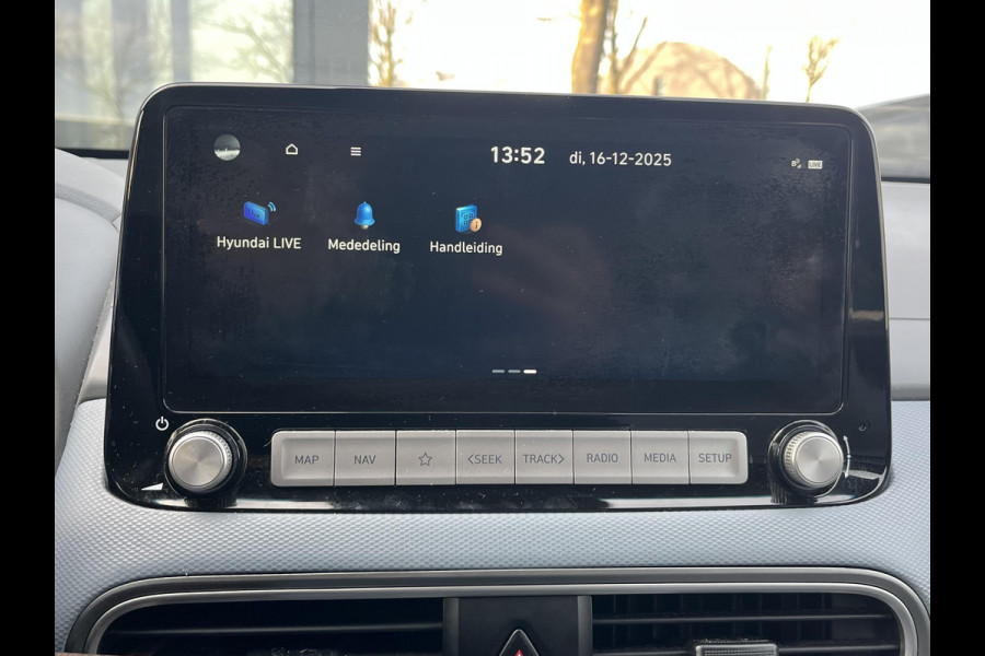 Hyundai Kona EV Premium Sky 64 kWh VAN: €20.900,- VOOR: €19.440,- UW EINDEJAARSVOORDEEL: €2.023,-PANORAMA DAK | 3-FASE | LEDER | STOEL VERWARM, VENTILATIE | CAMERA | RIJKLAAR INCL. 12 MND BOVAG GARANTIE