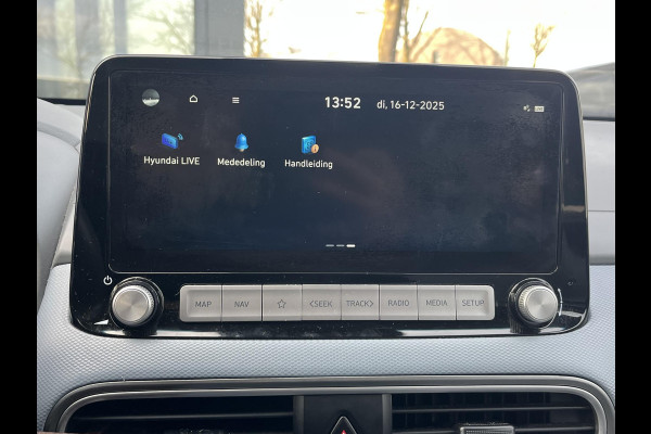 Hyundai Kona EV Premium Sky 64 kWh VAN: €20.900,- VOOR: €19.440,- UW EINDEJAARSVOORDEEL: €2.023,-PANORAMA DAK | 3-FASE | LEDER | STOEL VERWARM, VENTILATIE | CAMERA | RIJKLAAR INCL. 12 MND BOVAG GARANTIE