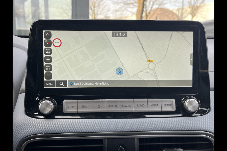 Hyundai Kona EV Premium Sky 64 kWh VAN: €20.900,- VOOR: €19.440,- UW EINDEJAARSVOORDEEL: €2.023,-PANORAMA DAK | 3-FASE | LEDER | STOEL VERWARM, VENTILATIE | CAMERA | RIJKLAAR INCL. 12 MND BOVAG GARANTIE