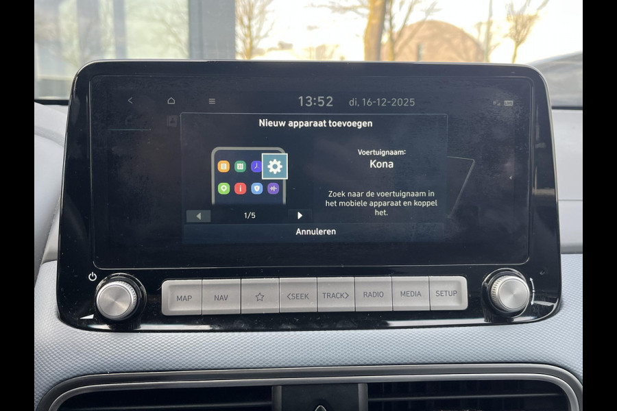 Hyundai Kona EV Premium Sky 64 kWh VAN: €20.900,- VOOR: €19.440,- UW EINDEJAARSVOORDEEL: €2.023,-PANORAMA DAK | 3-FASE | LEDER | STOEL VERWARM, VENTILATIE | CAMERA | RIJKLAAR INCL. 12 MND BOVAG GARANTIE