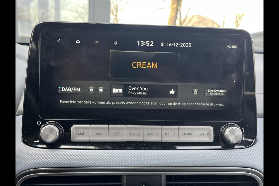 Hyundai Kona EV Premium Sky 64 kWh VAN: €20.900,- VOOR: €19.440,- UW EINDEJAARSVOORDEEL: €2.023,-PANORAMA DAK | 3-FASE | LEDER | STOEL VERWARM, VENTILATIE | CAMERA | RIJKLAAR INCL. 12 MND BOVAG GARANTIE