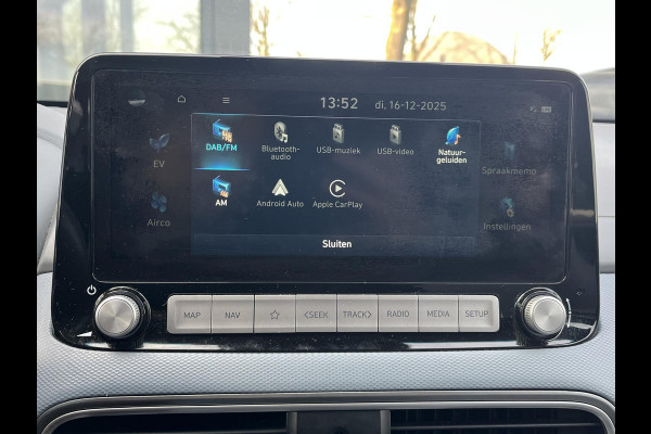 Hyundai Kona EV Premium Sky 64 kWh VAN: €20.900,- VOOR: €19.440,- UW EINDEJAARSVOORDEEL: €2.023,-PANORAMA DAK | 3-FASE | LEDER | STOEL VERWARM, VENTILATIE | CAMERA | RIJKLAAR INCL. 12 MND BOVAG GARANTIE