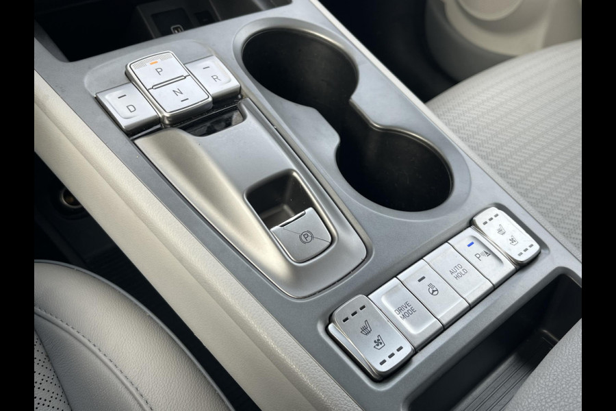 Hyundai Kona EV Premium Sky 64 kWh VAN: €20.900,- VOOR: €19.440,- UW EINDEJAARSVOORDEEL: €2.023,-PANORAMA DAK | 3-FASE | LEDER | STOEL VERWARM, VENTILATIE | CAMERA | RIJKLAAR INCL. 12 MND BOVAG GARANTIE