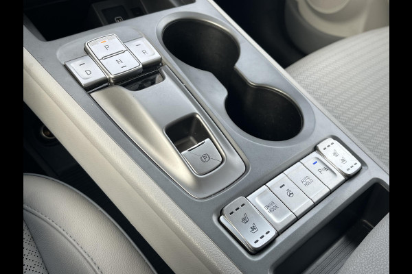 Hyundai Kona EV Premium Sky 64 kWh VAN: €20.900,- VOOR: €19.440,- UW EINDEJAARSVOORDEEL: €2.023,-PANORAMA DAK | 3-FASE | LEDER | STOEL VERWARM, VENTILATIE | CAMERA | RIJKLAAR INCL. 12 MND BOVAG GARANTIE