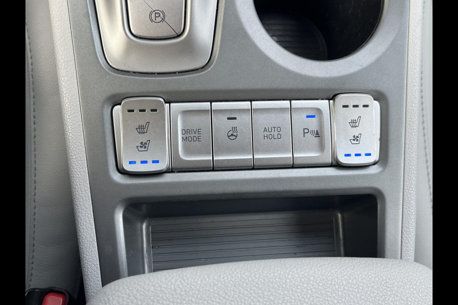 Hyundai Kona EV Premium Sky 64 kWh VAN: €20.900,- VOOR: €19.440,- UW EINDEJAARSVOORDEEL: €2.023,-PANORAMA DAK | 3-FASE | LEDER | STOEL VERWARM, VENTILATIE | CAMERA | RIJKLAAR INCL. 12 MND BOVAG GARANTIE