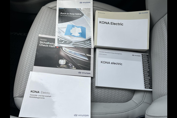 Hyundai Kona EV Premium Sky 64 kWh VAN: €20.900,- VOOR: €19.440,- UW EINDEJAARSVOORDEEL: €2.023,-PANORAMA DAK | 3-FASE | LEDER | STOEL VERWARM, VENTILATIE | CAMERA | RIJKLAAR INCL. 12 MND BOVAG GARANTIE