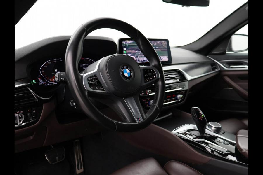 BMW 5 Serie 518D M-SPORT SEDAN + NAPPA LEDEREN COMFORTZETELS | TREKHAAK | H/K | HEAD-UP | SFEERVERLICHTING