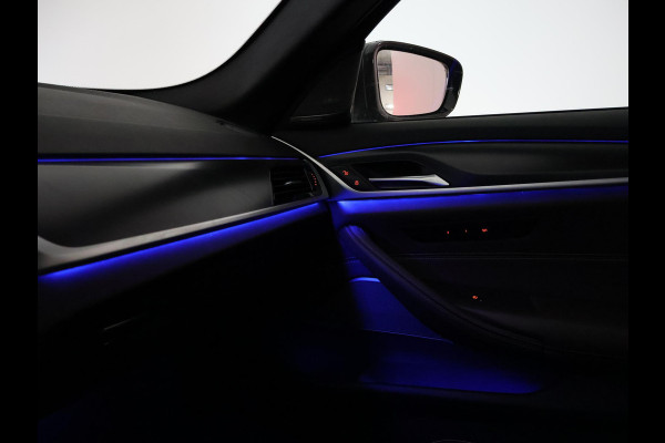 BMW 5 Serie 518D M-SPORT SEDAN + NAPPA LEDEREN COMFORTZETELS | TREKHAAK | H/K | HEAD-UP | SFEERVERLICHTING