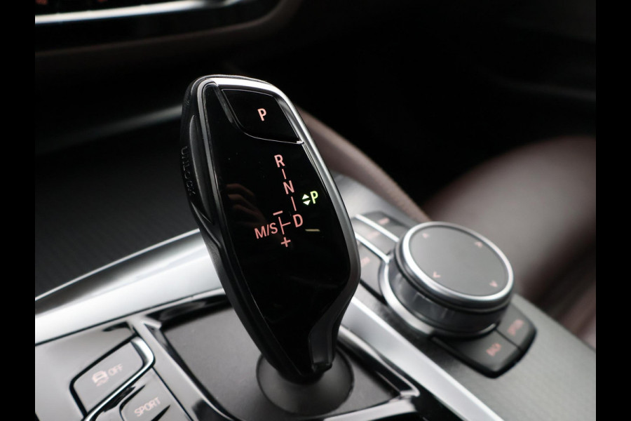 BMW 5 Serie 518D M-SPORT SEDAN + NAPPA LEDEREN COMFORTZETELS | TREKHAAK | H/K | HEAD-UP | SFEERVERLICHTING
